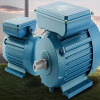 改变电机转速需要改变三相交流电什么值？