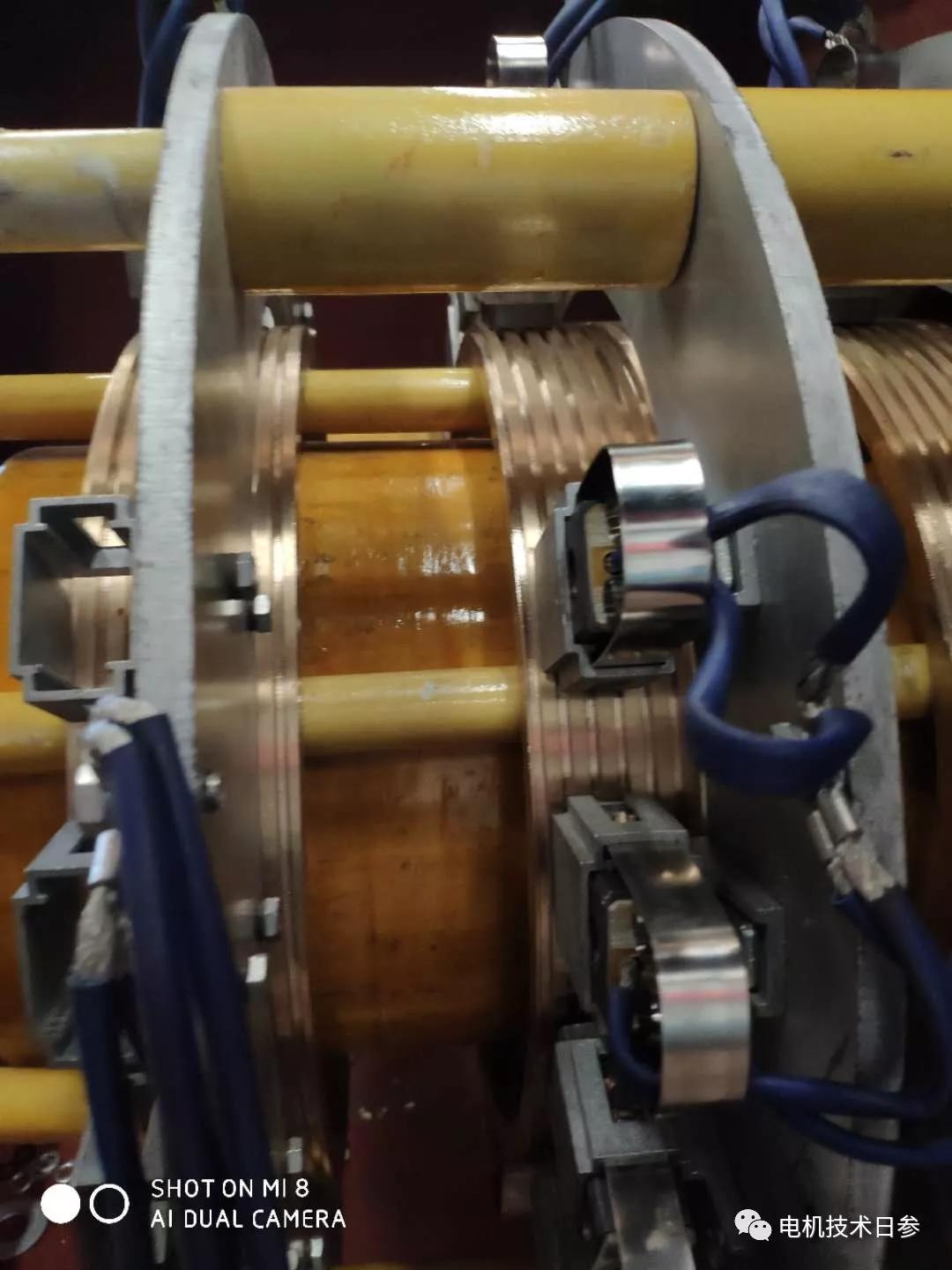 大型电机集电环为什么要开凹槽？